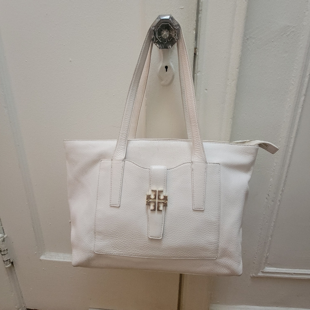 Tory Burch Meyer Plaque Pebbled Cream Leather Tote. Old Money‎ Quiet Luxury.